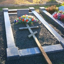 Гранитная оградa - Ограды для могил и Памятники